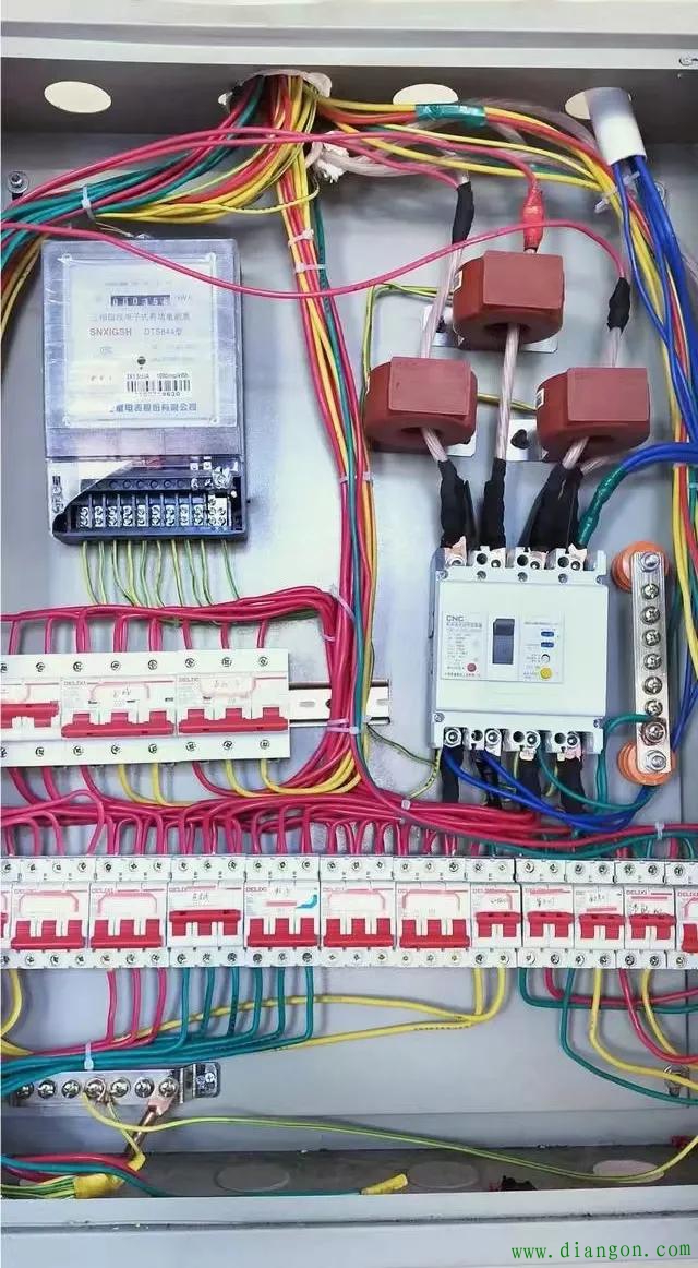 一个电表装了三支电流互感器，每支互感器电流比为100/5A，怎么计算实际用电量？